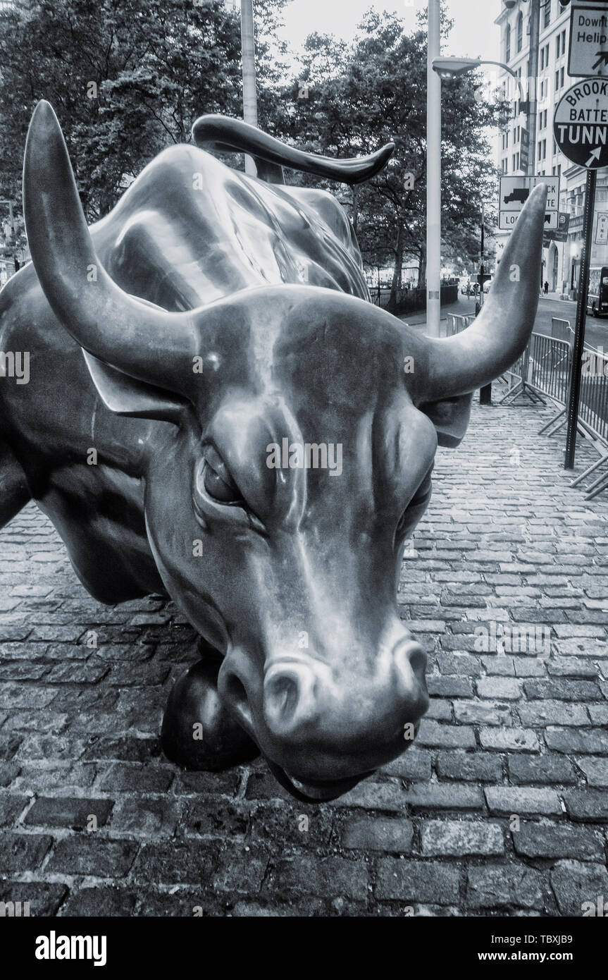 Wall Street Bull Skulptur, schwarz & weiß, Manhattan, New York City Stockfoto