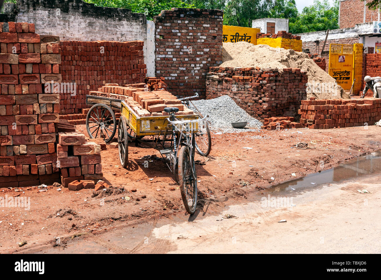 Laden Steine in ein Fahrrad Warenkorb in Agra, Uttar Pradesh, Indien Stockfoto