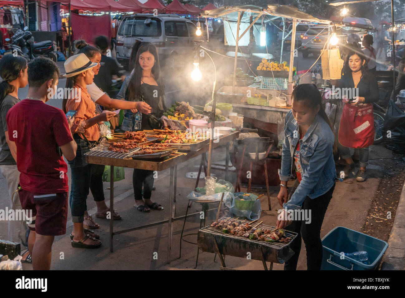 Essen auf der Main Street in Vientiane Stall, der Nachtmarkt, Laos Stockfoto