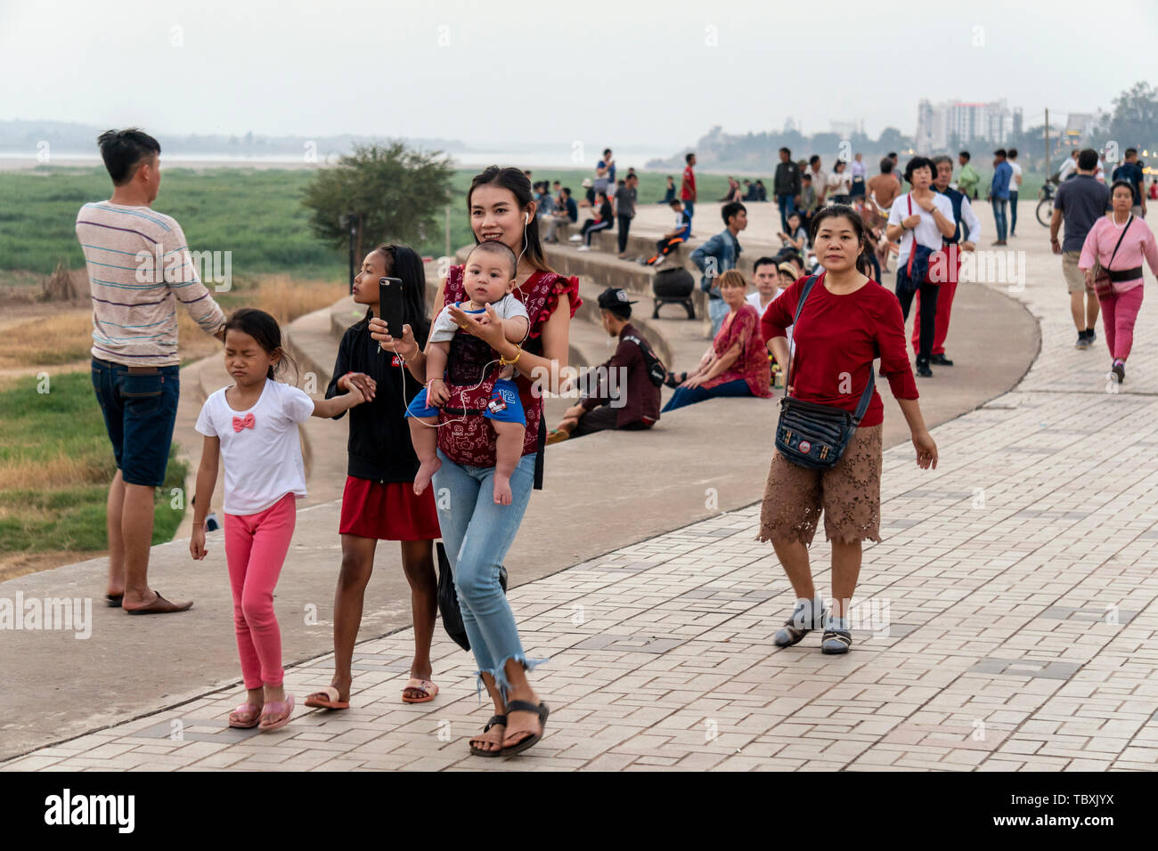 Sonnenuntergang an der Promenade Ufer des Mekong in Vientiane, Laos Stockfoto
