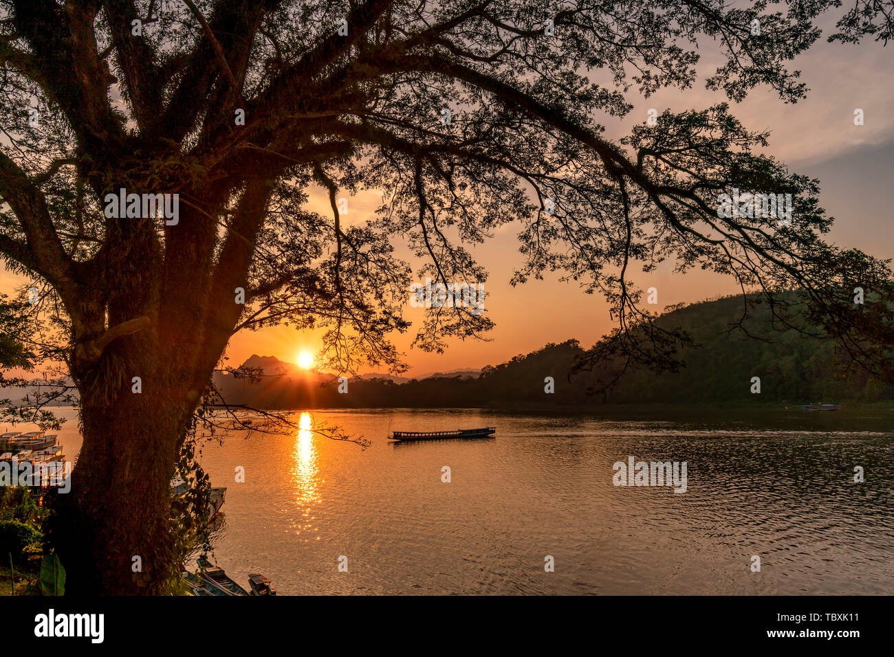 Mekong bei Sonnenuntergang in Luang Prabang, Informationsschalter für Boote, Laos, Südostasien Stockfoto