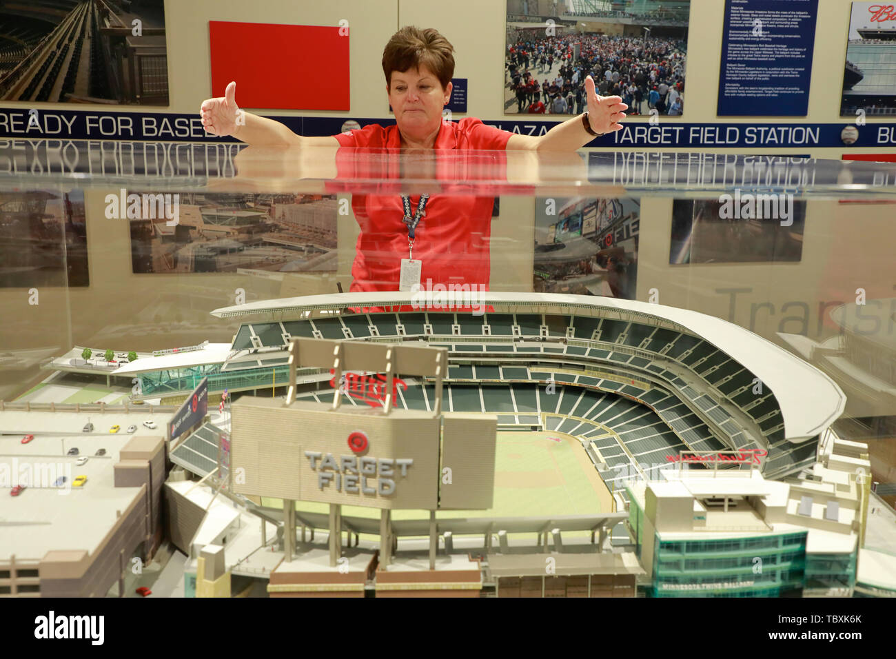 Weibliche guide Einführung in das Zielfeld Baseball Stadium während das Stadion Tour mit einem Modell der Stadium vor. Minneapolis Minnesota. USA. Stockfoto