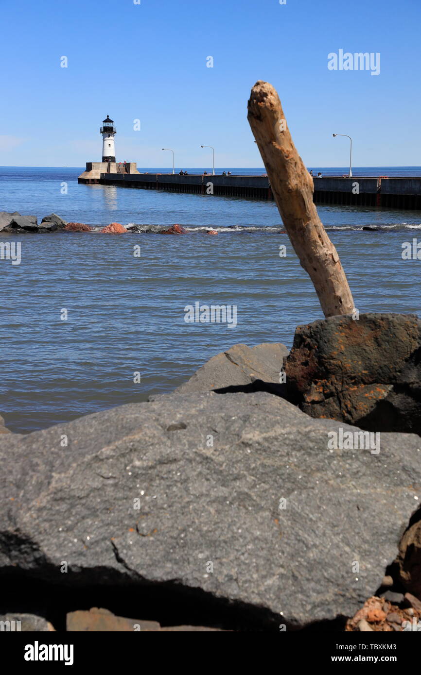 Die Aussicht auf North Pier Leuchtturm von Duluth Ship Canal vom Canal Park.. USA Minnesota Duluth. Stockfoto