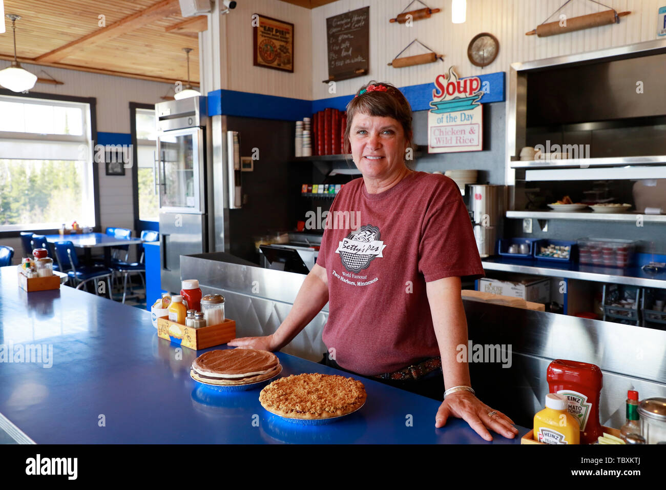 Eine Kellnerin mit Torten in Betty's Torten eine berühmte Bäckerei restaurant am Highway 61 in zwei Häfen. Minnesota. USA Stockfoto