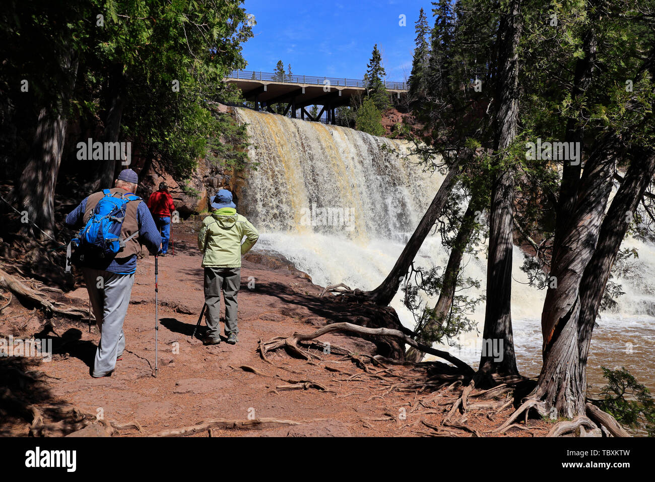 Ältere Besucher am oberen Stachelbeere fällt in Gooseberry Falls State Park. Silver Creek. Nordufer des Lake Superior. Minnesota. USA Stockfoto