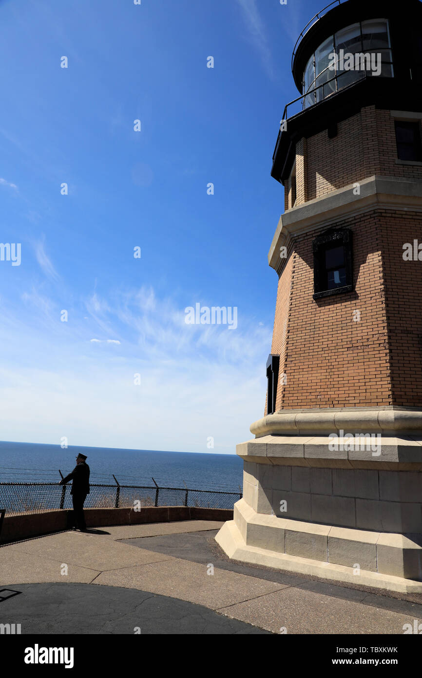 Split Rock Lighthouse in Silver Bay mit einem Führer in Uniform traditionelle Lighthouse Keepers'. Lake County. Lake Superior. Minnesota. USA Stockfoto