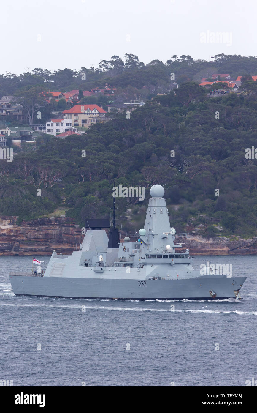 HMS Daring Typ 45 (Mut-Klasse) air-defense Zerstörer der Royal Navy Abfahrt Sydney Hafen. Stockfoto