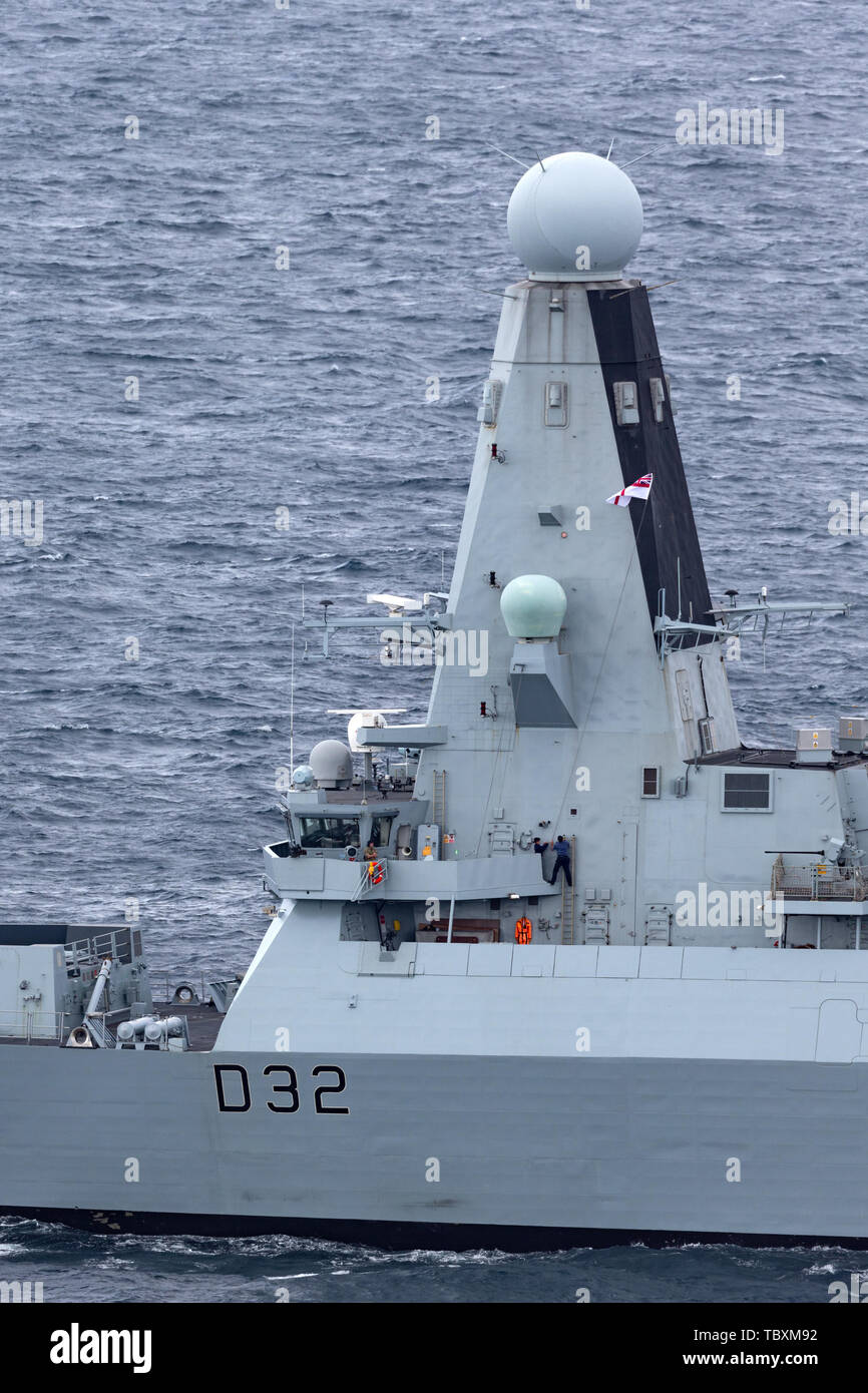 HMS Daring Typ 45 (Mut-Klasse) air-defense Zerstörer der Royal Navy Abfahrt Sydney Hafen. Stockfoto