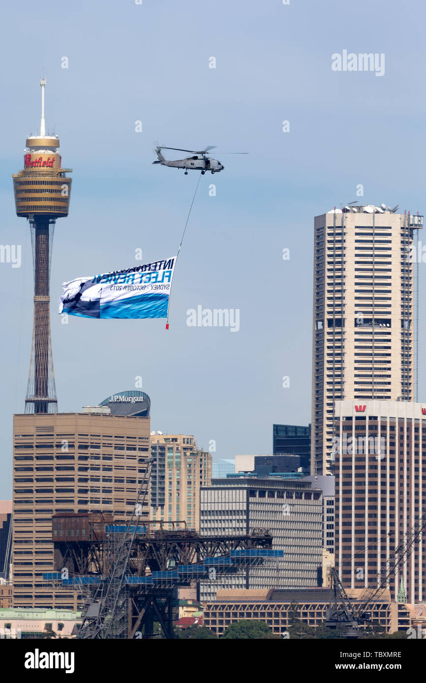 Der Royal Australian Navy Sikorsky S-70B-2 Seahawk Helikopter N 24-005 fliegen die internationale Flotte Flagge Rückblick 2013 in Sydney Stockfoto