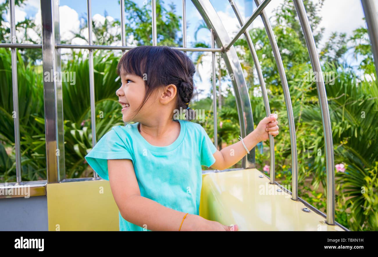 Asiatische Kit Spaß auf eine Seilbahn Stockfoto