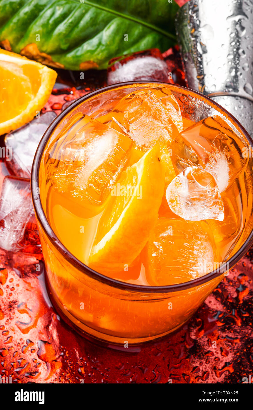 Kaltes Erfrischungsgetrank Mit Orangenscheiben Cocktail Orangensaft Mit Eis Stockfotografie Alamy