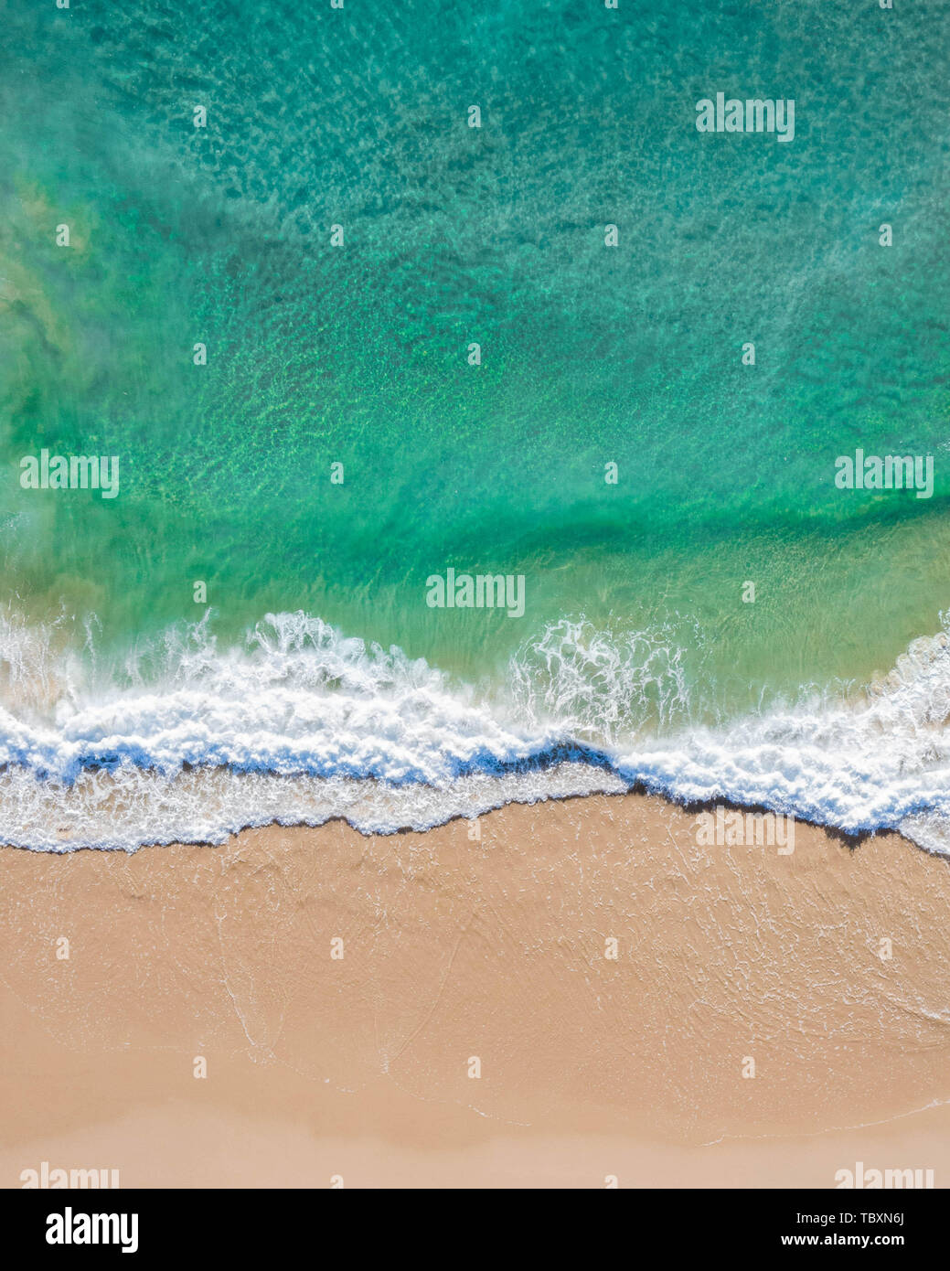 Antenne Top Shot von einem Strand mit schönem Sand, türkisblaues Wasser und tropische Atmosphäre eines herrlichen tropischen Destination Stockfoto