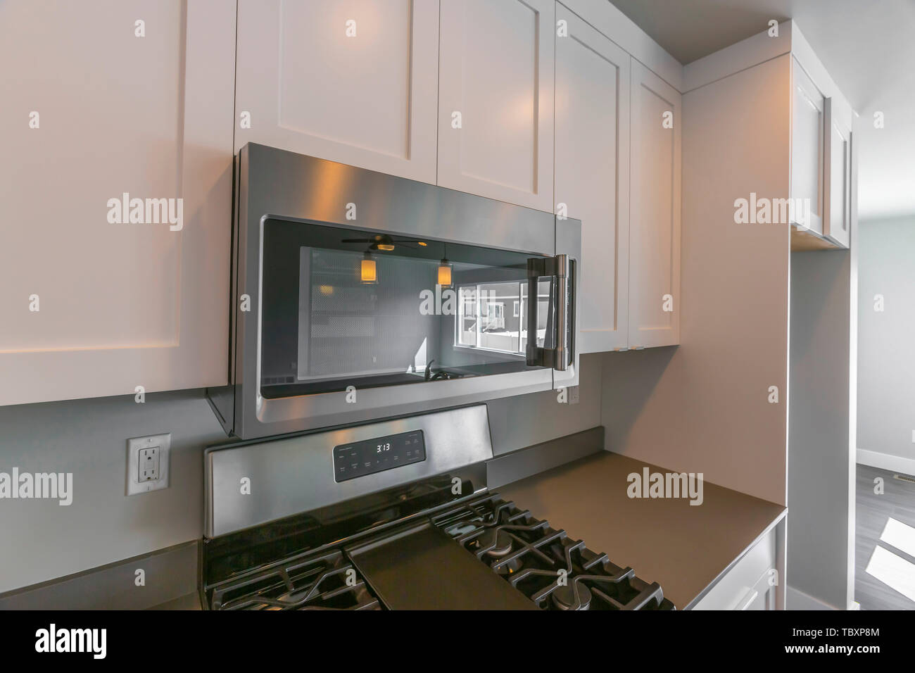 Nahaufnahme der Mikrowelle und Holz- Schränke an der Wand eines Küche  montiert Stockfotografie - Alamy