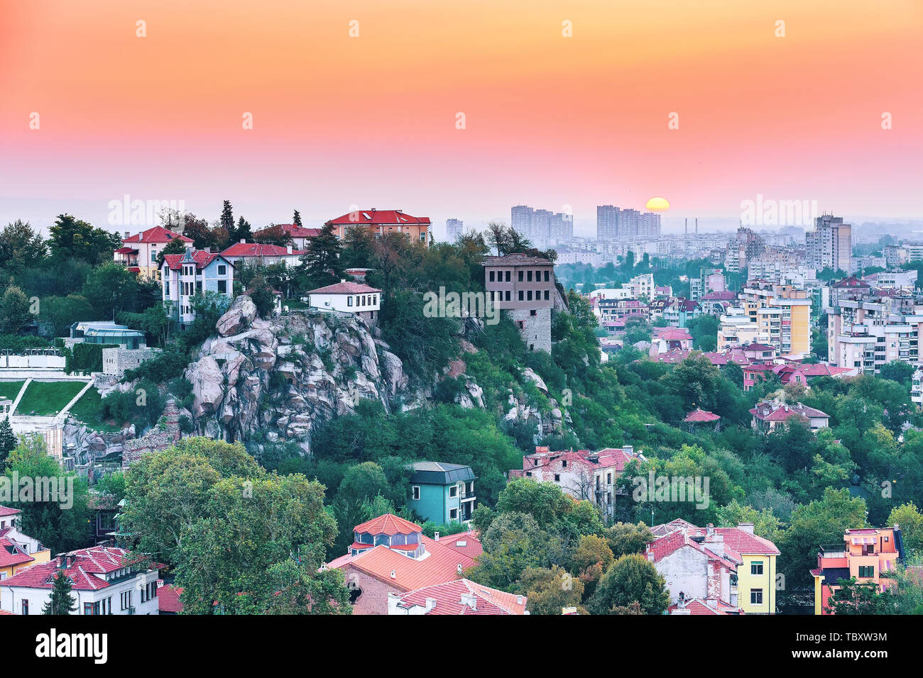 Plovdiv, Bulgarien Stadt Antenne skyline Panorama mit römischen Amphitheater und bunte Himmel Stockfoto