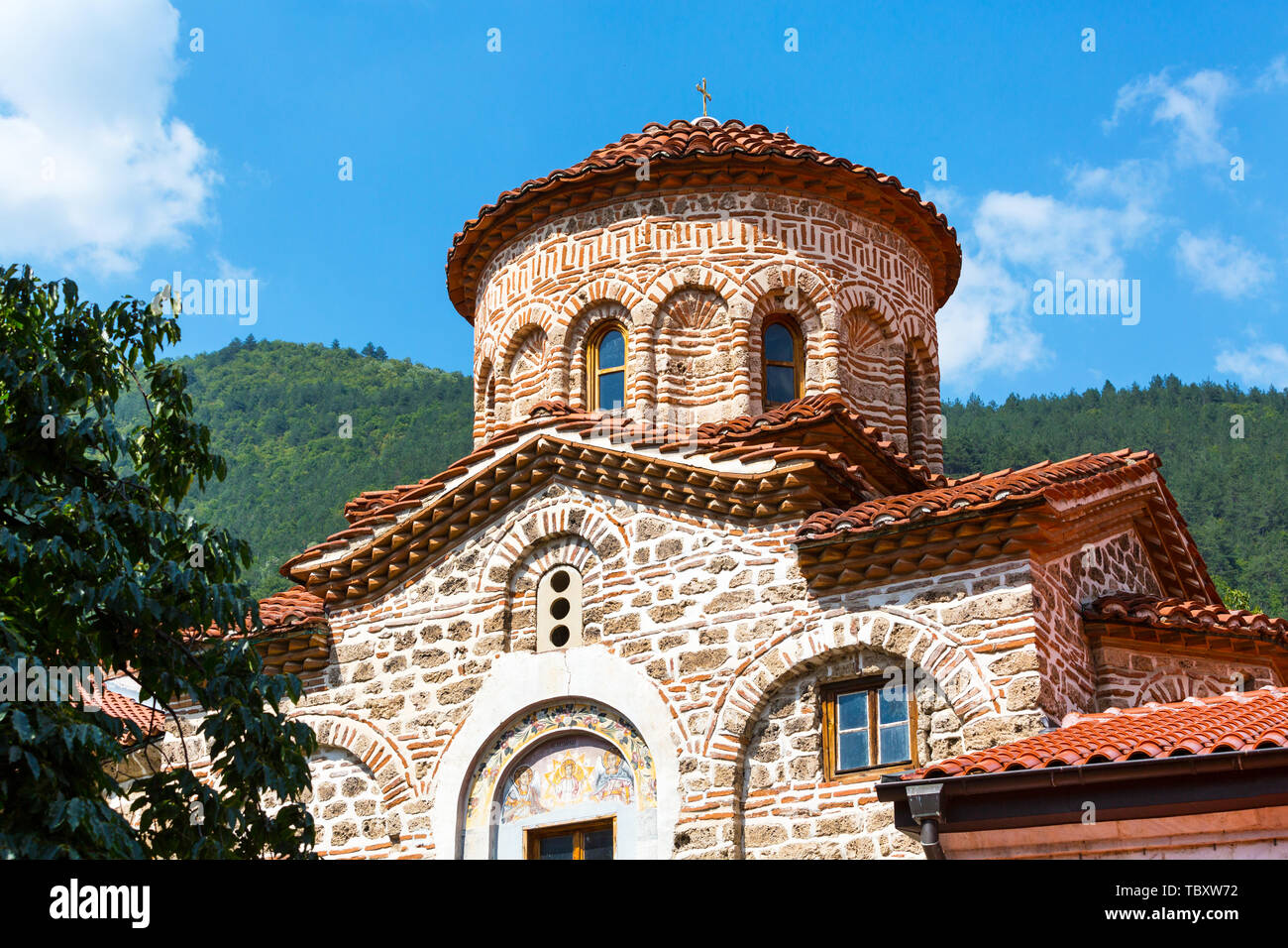 Kirche in Bachkovo Kloster, Bulgarien und Grüner Baum Stockfoto