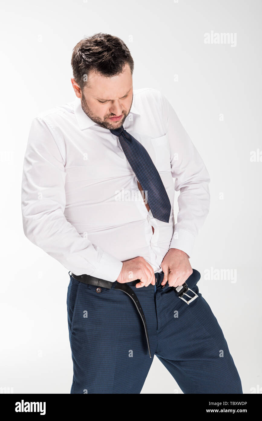 Übergewichtiger Mann in formale Abnutzung auf engen Hosen auf Weiß Stockfoto