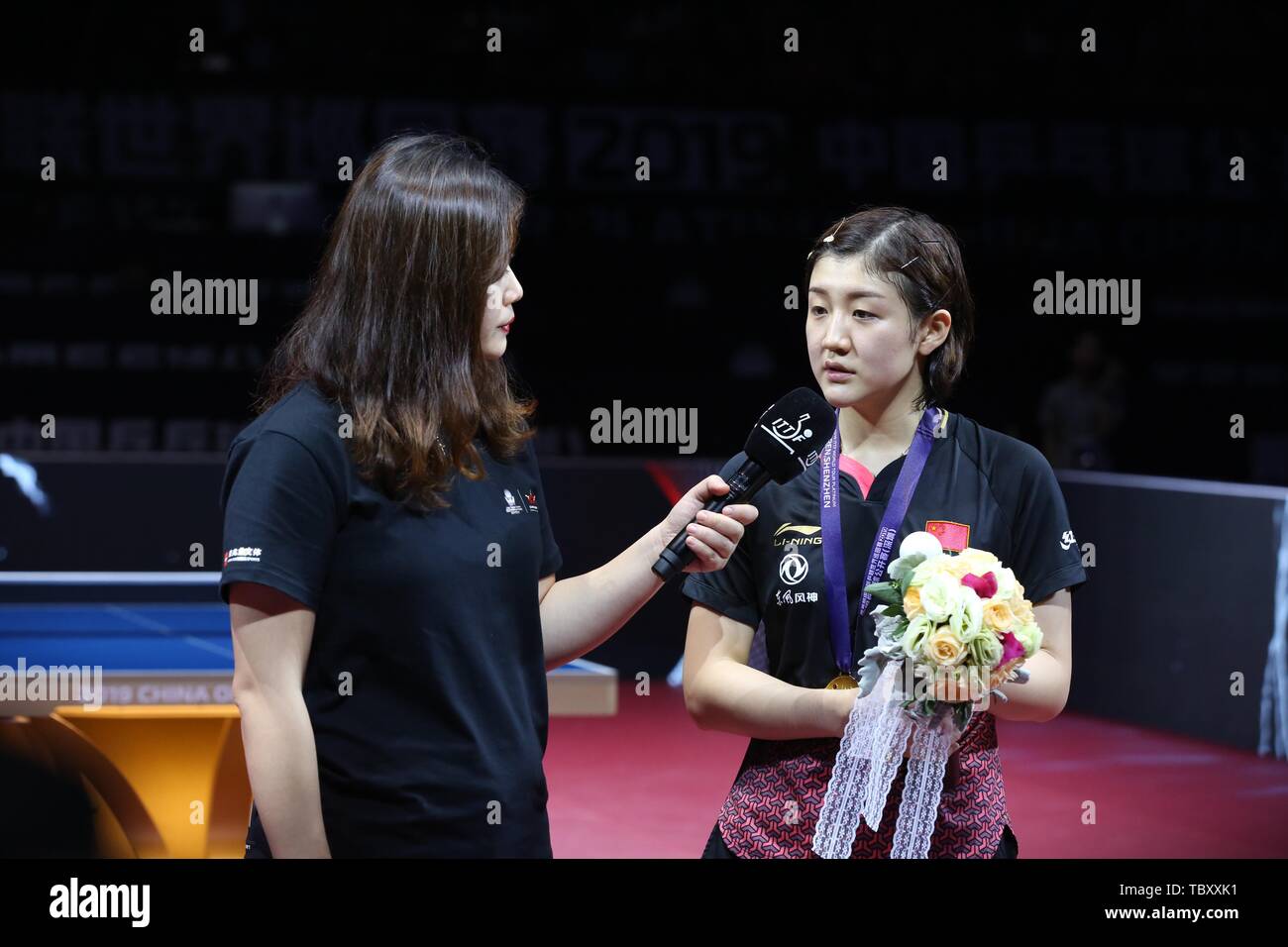 Chen Meng von der China stellt mit ihrer Trophäe nach dem Sieg über Wang Manyu von China im Finale der Frauen singles während der Seamaster 2019 ITTF World Tour Platin China Open in Shenzhen, der südchinesischen Provinz Guangdong, 2. Juni 2019. Samen des Nr. 2 Chen Meng entthront Titelverteidiger Wang Manyu 4-1 (11-3, 8-11, 11-9, 11-9, 11-7) der Frauen zu treffen singles Titel an der ITTF China am Sonntag geöffnet ist. Stockfoto