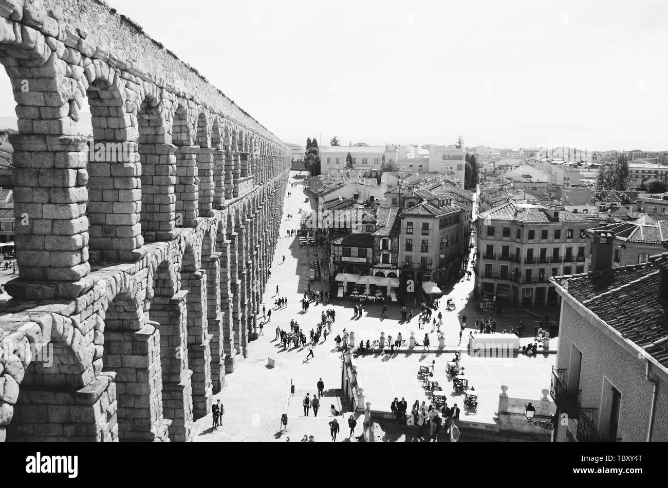 Schöne schwarz-weiße Aufnahme eines Aquädukts in Spanien Stockfoto