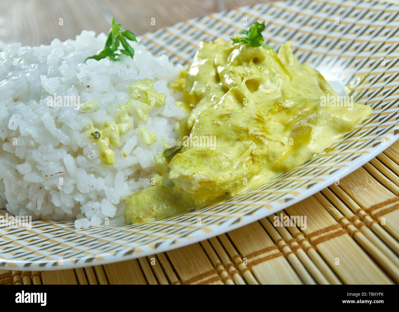 Aji de Gallina - Peruanische Huhn stewand Aji Amarillo Paprika, serviert mit gekochtem Reis Stockfoto