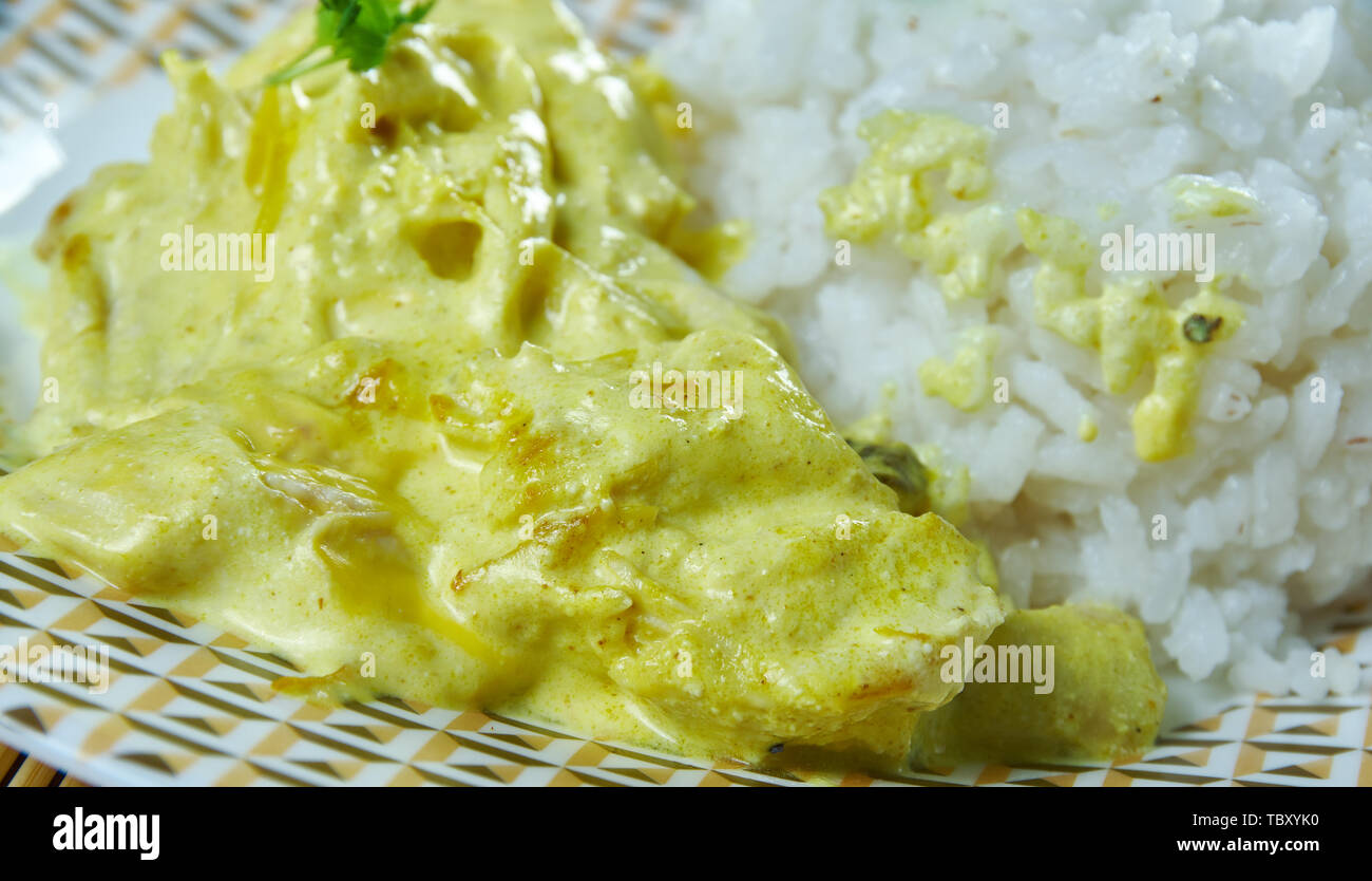 Aji de Gallina - Peruanische Huhn stewand Aji Amarillo Paprika, serviert mit gekochtem Reis Stockfoto