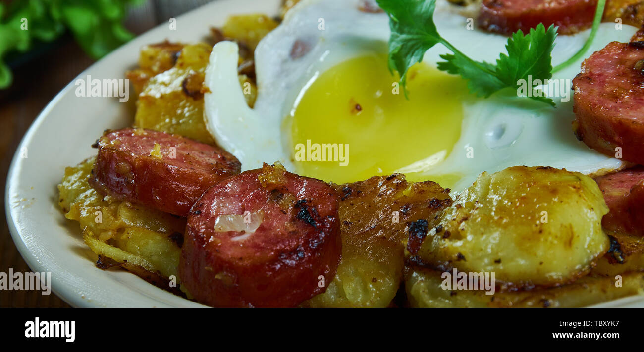 Tiroler Grostl, Bratkartoffeln, Speck und Zwiebeln. Österreichische Küche, Traditionelle verschiedene Gerichte, Ansicht von oben. Stockfoto