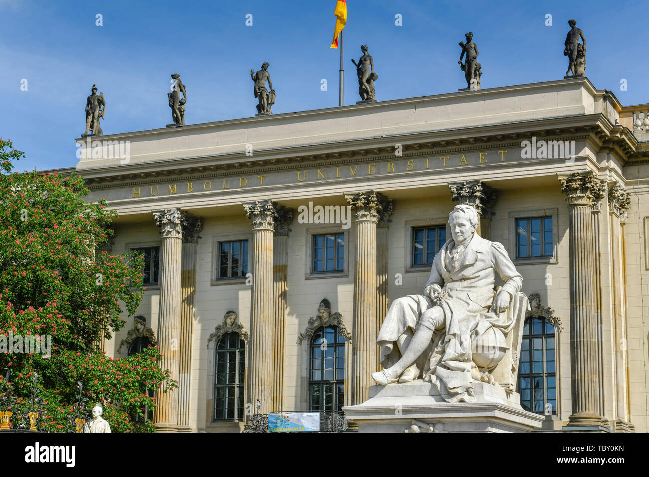Statue, Alexander von Humboldt, Hauptgebäude, Humboldt Universität, Unter den Linden, Mitte, Berlin, Deutschland, Hauptgebäude, Humboldtuniversität Stockfoto
