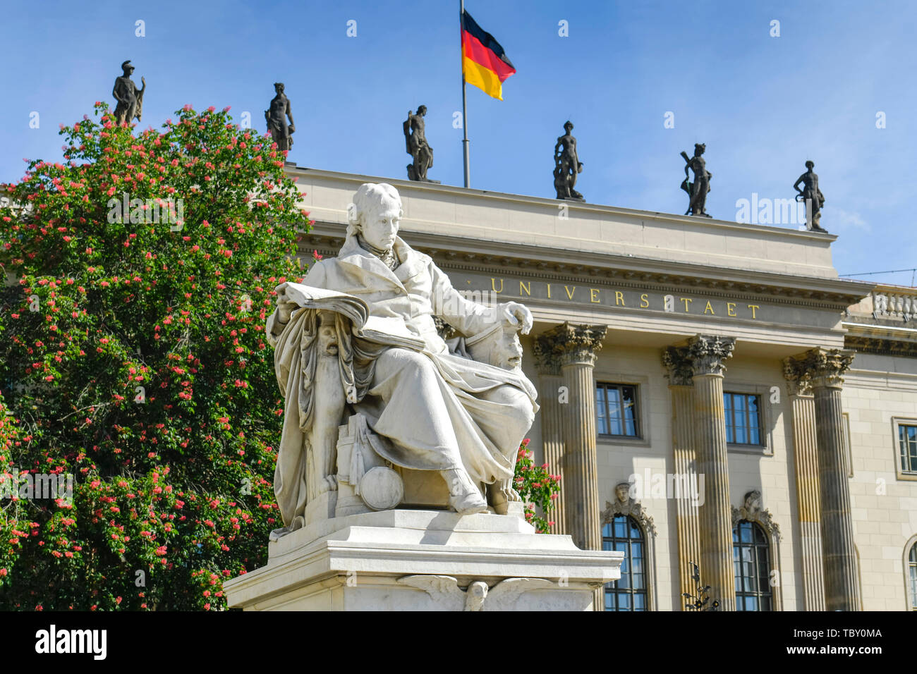Statue, Wilhelm von Humboldt, Hauptgebäude, Humboldt Universität, Unter den Linden, Mitte, Berlin, Deutschland, Hauptgebäude, Humboldtuniversität, Stockfoto