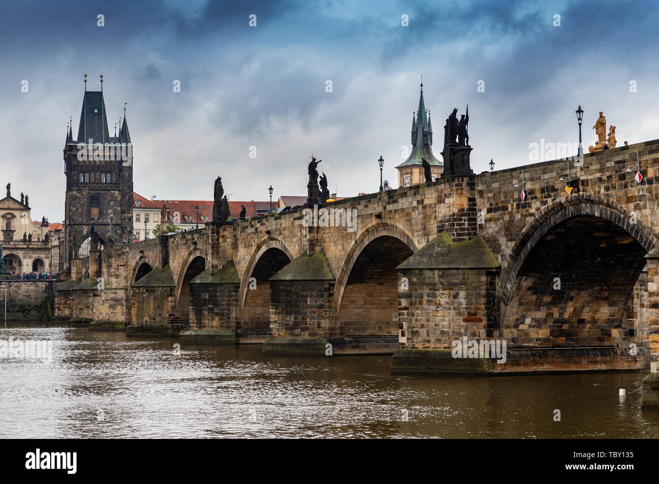 Die Karlsbrücke in Prag in der Tschechischen Republik mit dramatischen Himmel Stockfoto