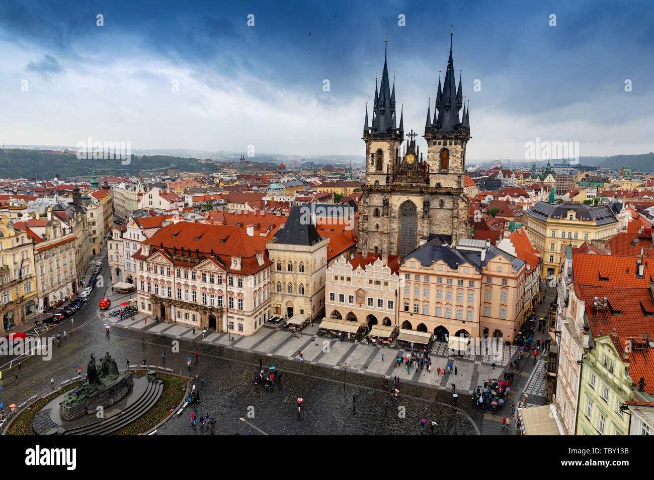 Luftbild mit dramatischen Himmel über den Altstädter Ring in Prag in der Tschechischen Republik Stockfoto