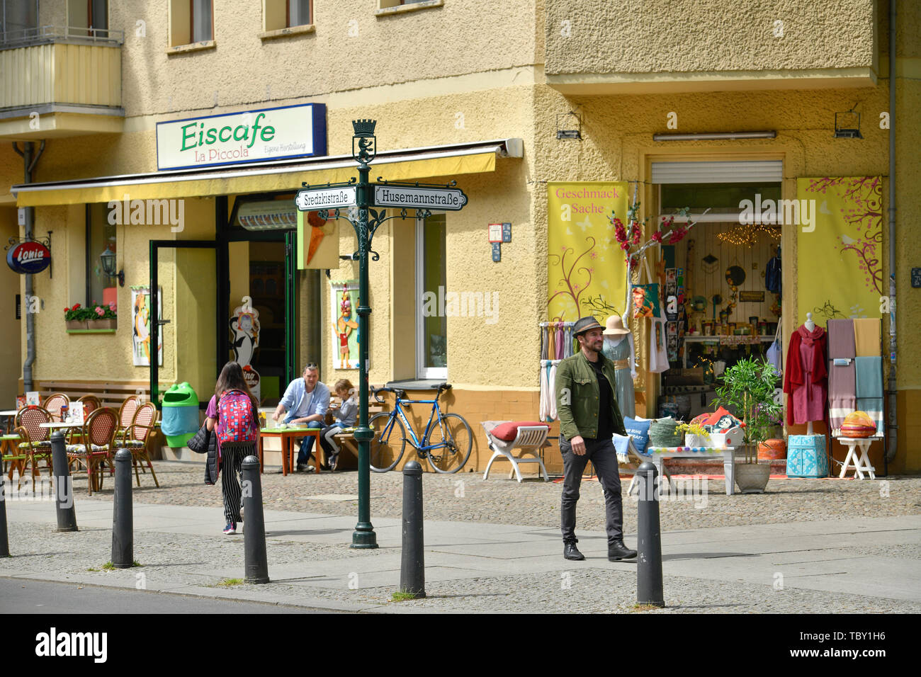 Street Scene, Husemannstrasse, Sredzkistrasse, Prenzlauer Berg, Pankow, Berlin, Deutschland, Straßenszene, Husemannstraße, Sredzkistraße, Prenzlauer B Stockfoto