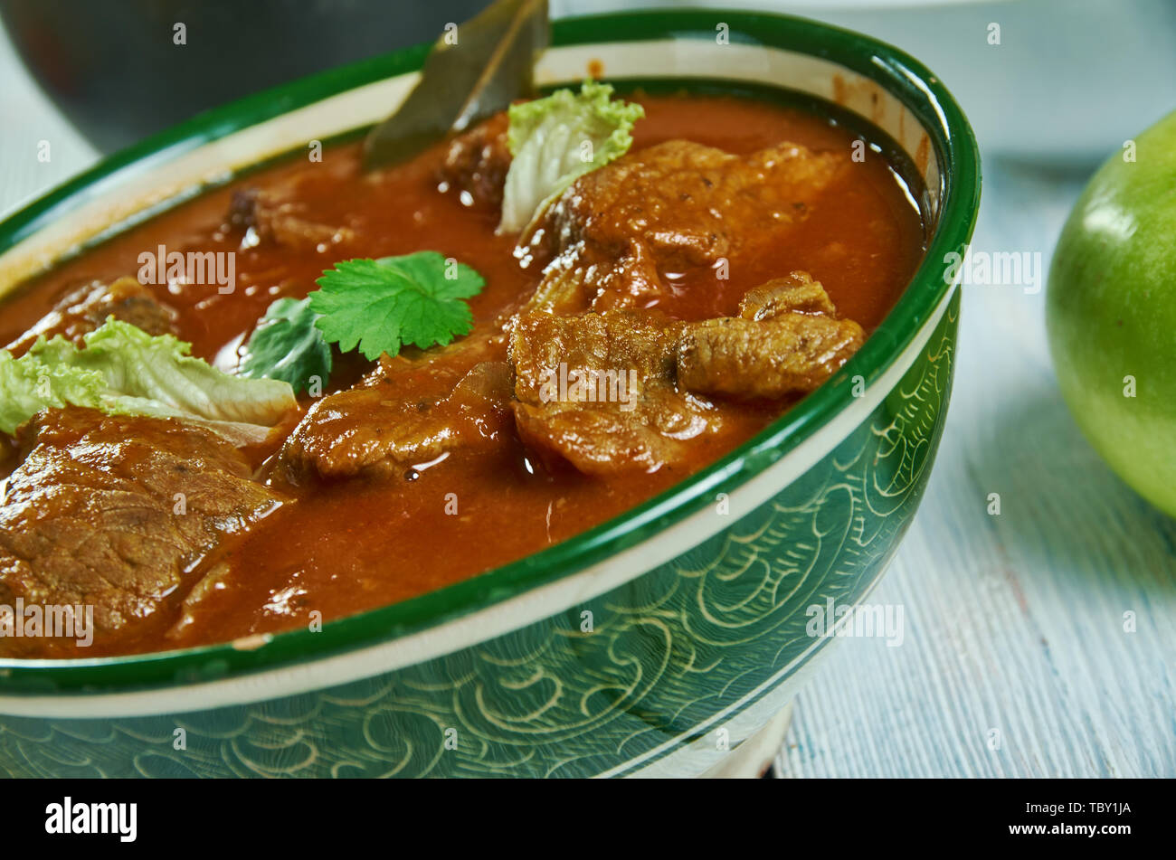 Kolhapuri tambda rassa, Rot Mutton Curry, Maharashtrian nationale Küche, Traditionelle sortierten Asien Gerichte, Ansicht von oben. Stockfoto