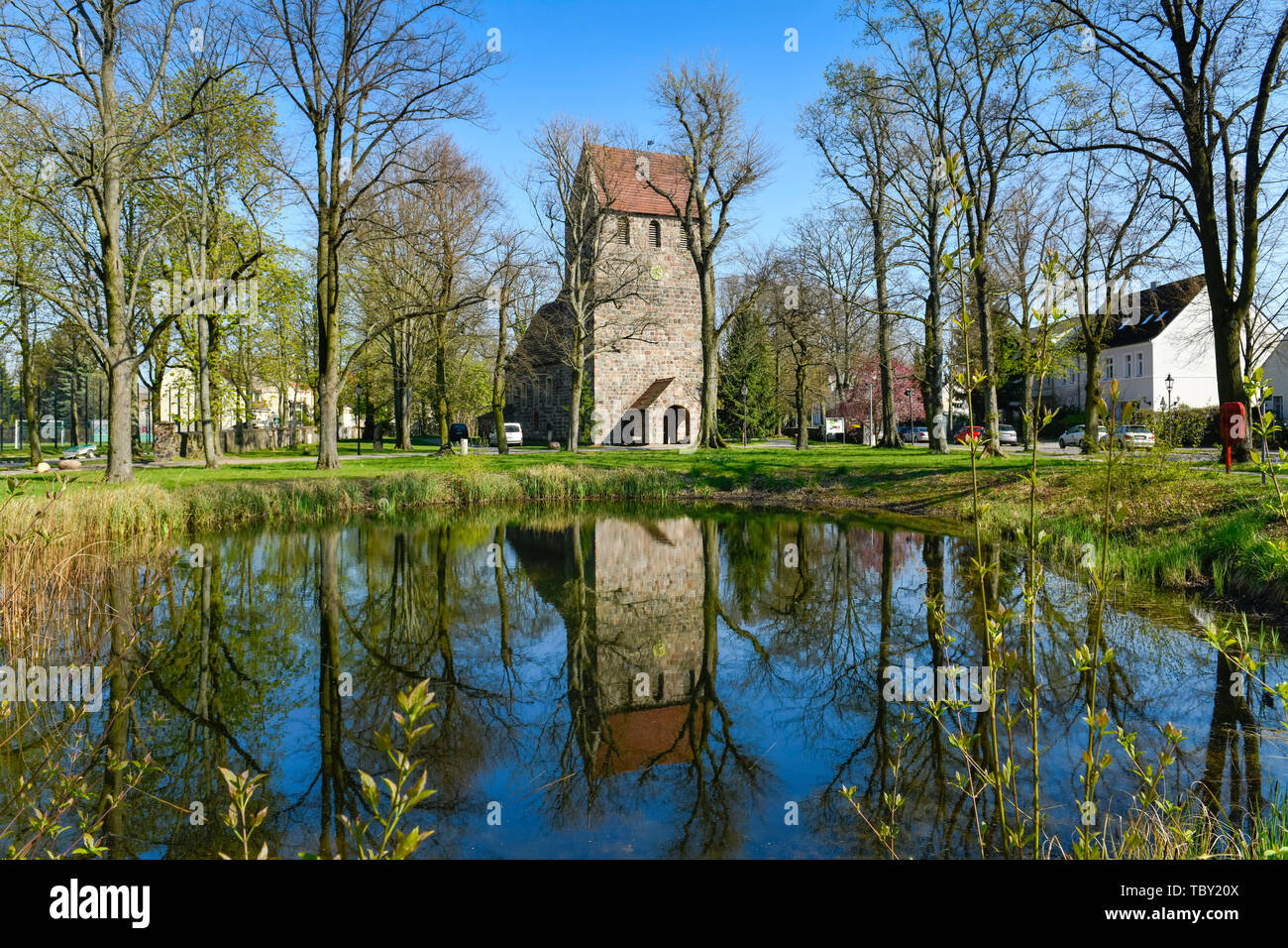 Dorf, Kirche, Dorf, Teich, Wiese, Feld an der alten Marien, Temple
