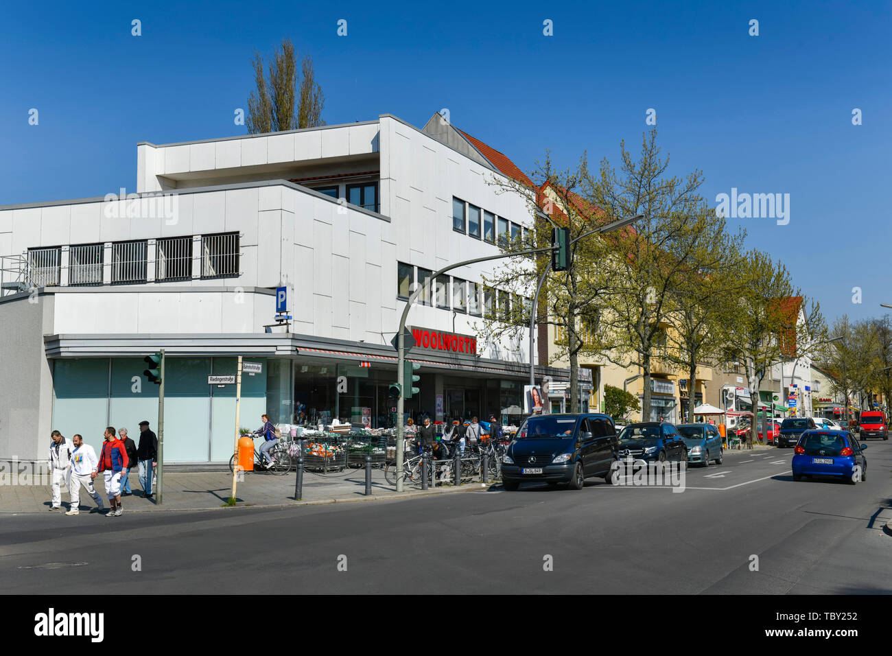 Street Scene, Bahnhofstrasse, um helle Rad, Temple Court schöne Berg, Berlin, Deutschland, Straßenszene, Bahnhofstraße, Lichtenrade, Tempelhof-Schöne Stockfoto