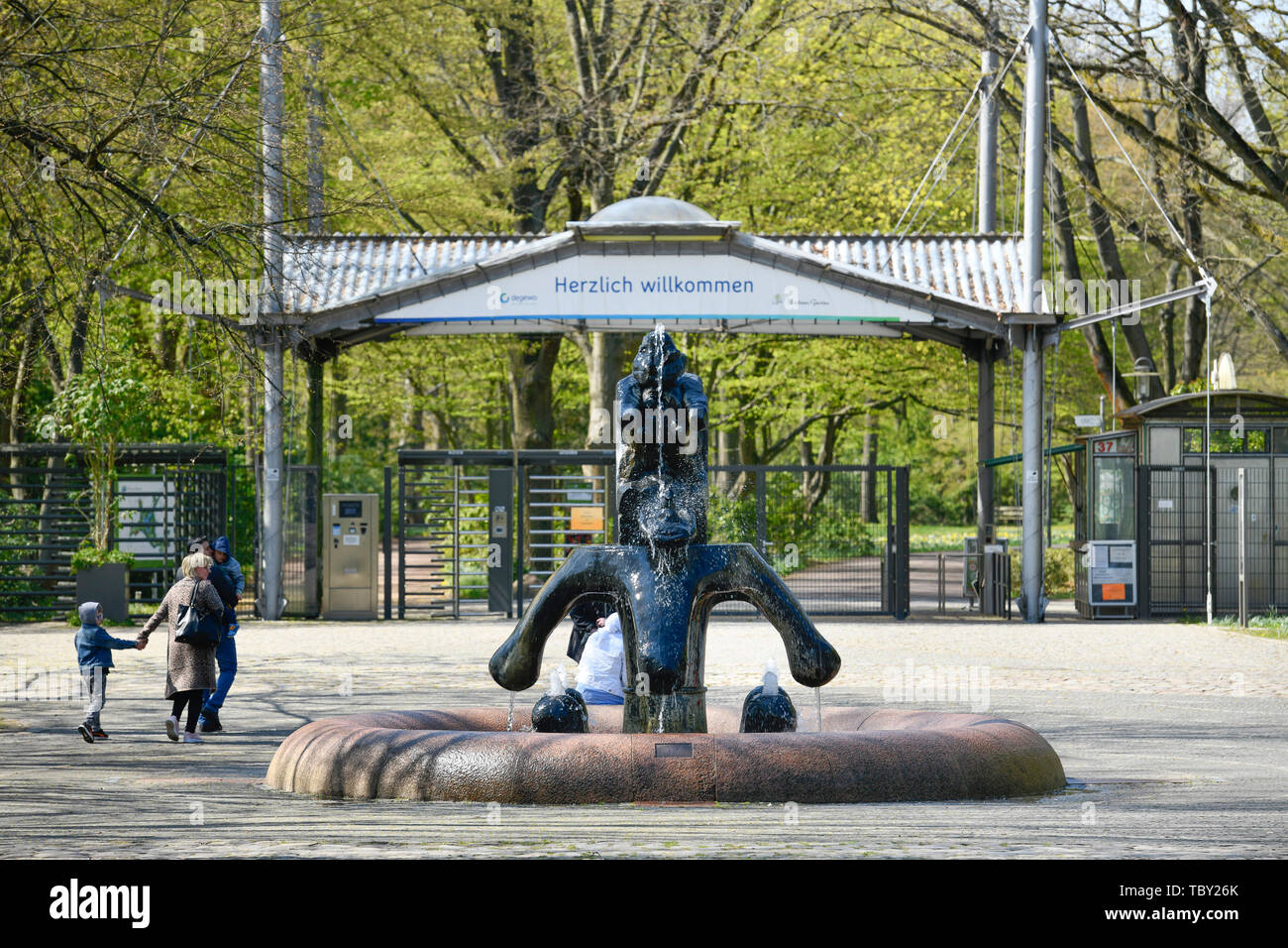 Wells, Eingang Buckower Damm, Britzer Garten, Britz, Neukölln, Berlin