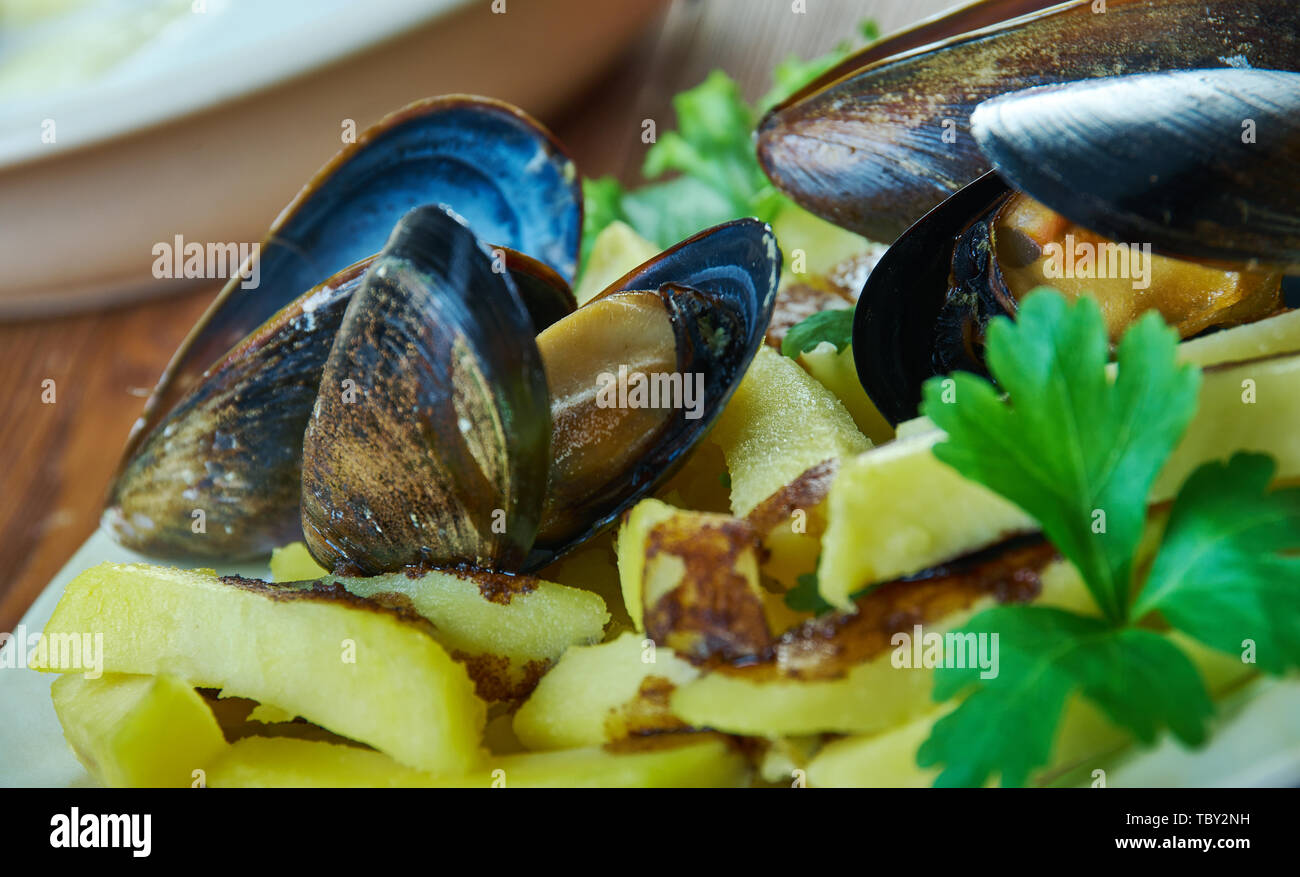 Moules frites, Muscheln gedämpft werden mit Sellerie, Lauch und Butter und Bratkartoffeln, belgische Nationale Küche, Traditionelle sortierten Asien Gerichte, Oben Stockfoto