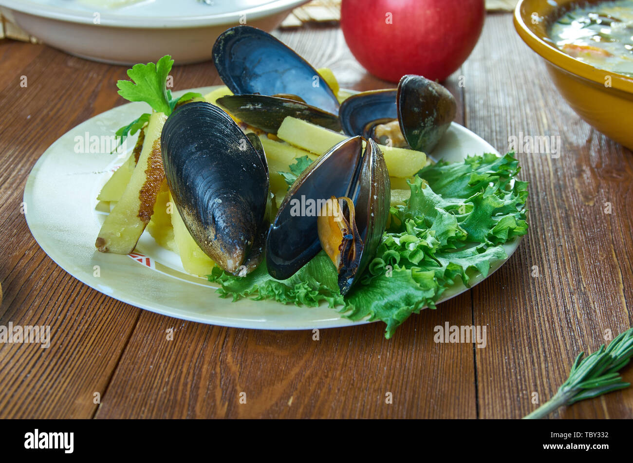 Moules frites, Muscheln gedämpft werden mit Sellerie, Lauch und Butter und Bratkartoffeln, belgische Nationale Küche, Traditionelle sortierten Asien Gerichte, Oben Stockfoto