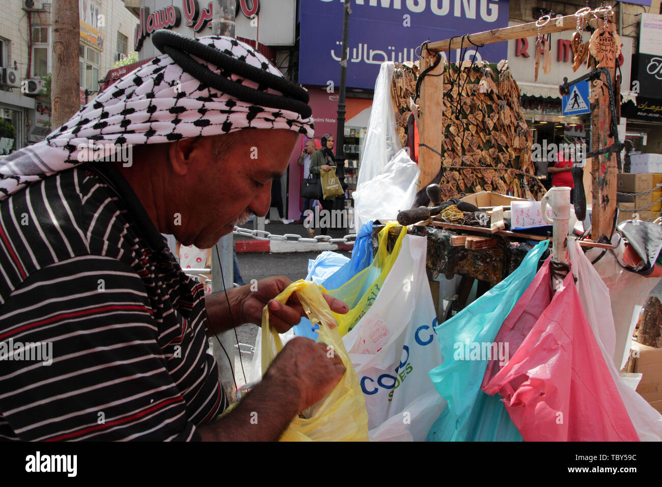 Ramallah, West Bank, Palästina. 3. Juni 2019. Palästinensischen mann Mosa al-Sahouri, 66, verkauft seine handgefertigten Holz- Geschenke, in der Straße vor dem Eid al-Fitr Urlaub, in der West Bank Stadt Ramallah, 03. Juni 2019. Al-Shahouri ist ein Analphabet Mann begann seine Erbe Beruf seit 50 Jahren schriftlich und Zeichnen auf Olivenholz und verkaufen für Einheimische und Touristen Credit: Ayat Arqawy/APA-Images/ZUMA Draht/Alamy leben Nachrichten Stockfoto