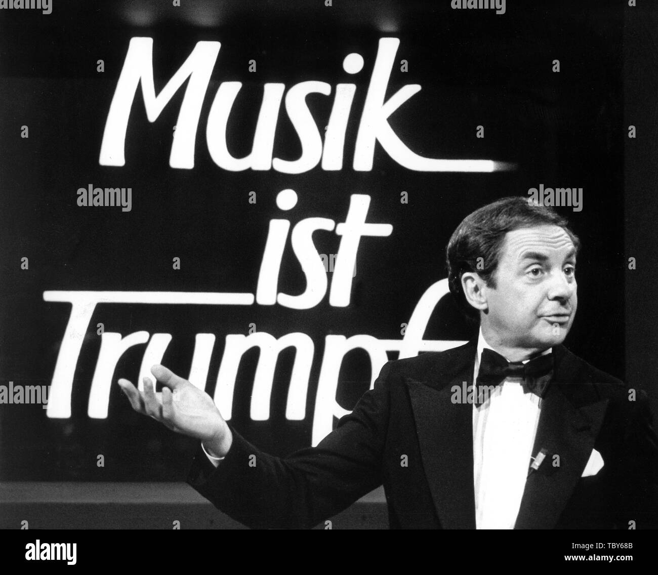 Eingereicht - 21. Oktober 1979, Österreich, Graz-Liebenau: Harald Juhnke steht vor der Logo von seiner Show während der Proben für die Live Show "Musik ist Trumpf". Seine Karriere dauerte 50 Jahre. Er war ein Schauspieler, Entertainer und tragischen Trunkenbold, ein Berliner Schnauze mit einem Smoking. Am 10.06.2019 Harald Juhnke wäre 90 Jahre alt geworden. (Dpa' eine tragische Stern - Harald Juhnke wäre 90") Foto: Istvan Bajzat/dpa Stockfoto