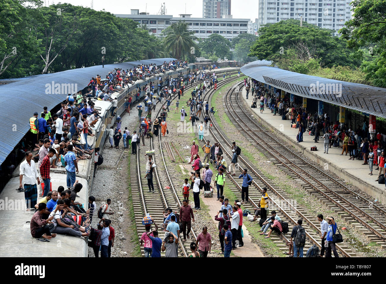 Dhaka, Bangladesch. 3. Juni 2019. Die Menschen warten auf einen Zug auf einem Bahnhof home vor Eid al-Fitr, eine der größten muslimischen Feste, in Dhaka, der Hauptstadt von Bangladesch, 3. Juni 2019 zu gehen. Credit: Salim Reza/Xinhua/Alamy leben Nachrichten Stockfoto