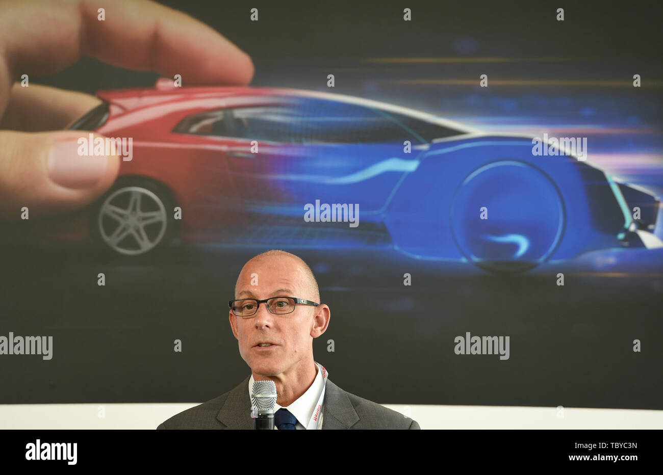 Brünn, Tschechien. 04 Juni, 2019. Craig Balis, Vice President und Global Technischer Direktor der Garrett Motion Company, spricht während Treffen mit Journalisten in der Forschung Garrett's Motion- und Entwicklungszentrum Entwicklung Auto der Zukunft Technologie ist in Brünn, Tschechische Republik, am 4. Juni 2019. Credit: Vaclav Salek/CTK Photo/Alamy leben Nachrichten Stockfoto
