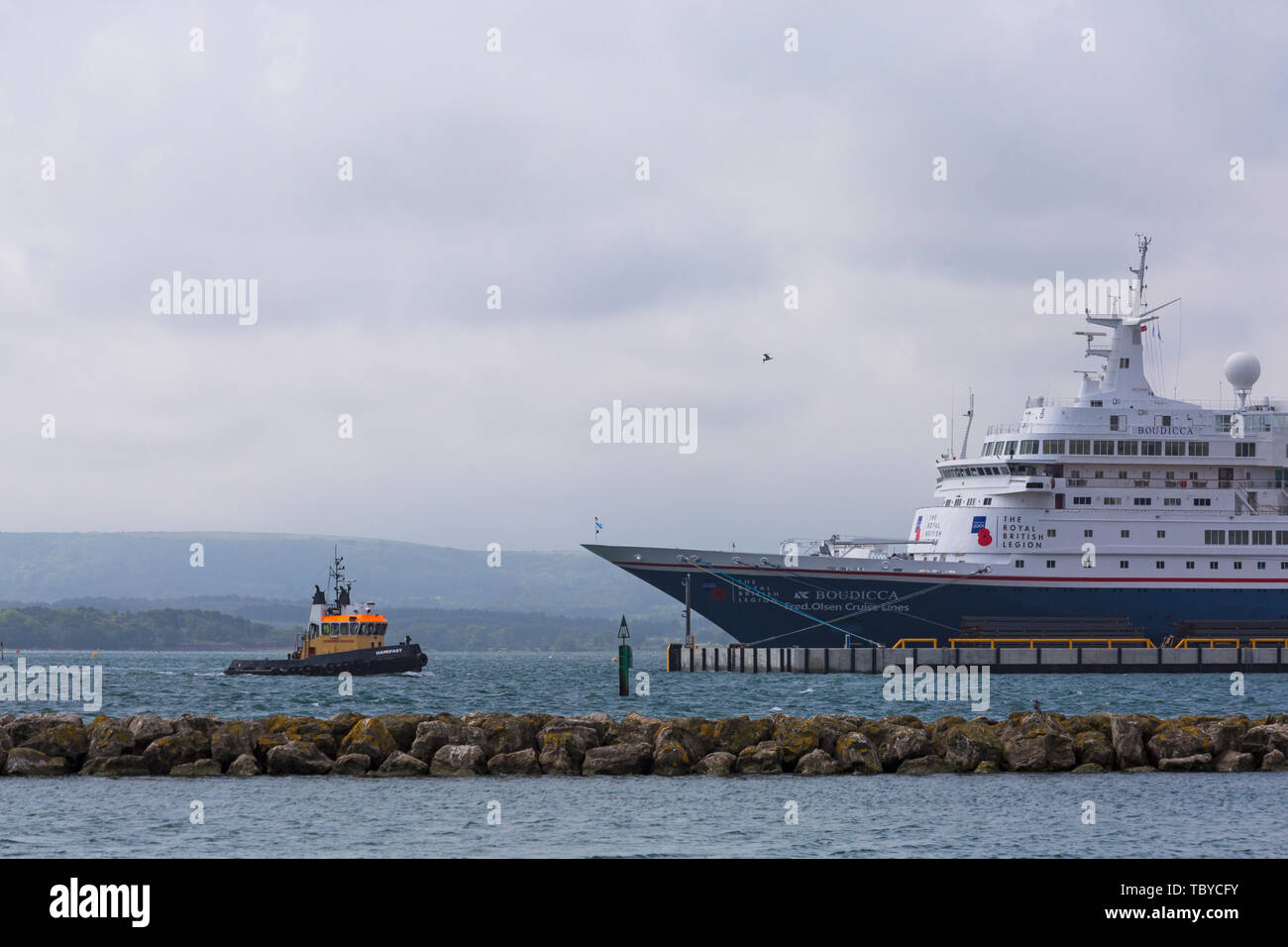 Poole, Dorset, Großbritannien. 4. Juni 2019. D-Day Veteranen kommen in Poole auf MV Boudicca Royal Navy amphibischen Anzeige in Poole Harbour zu beobachten. MV Boudicca ist der größte Kreuzfahrtschiff aller Zeiten Poole zu besuchen. Credit: Carolyn Jenkins/Alamy leben Nachrichten Stockfoto