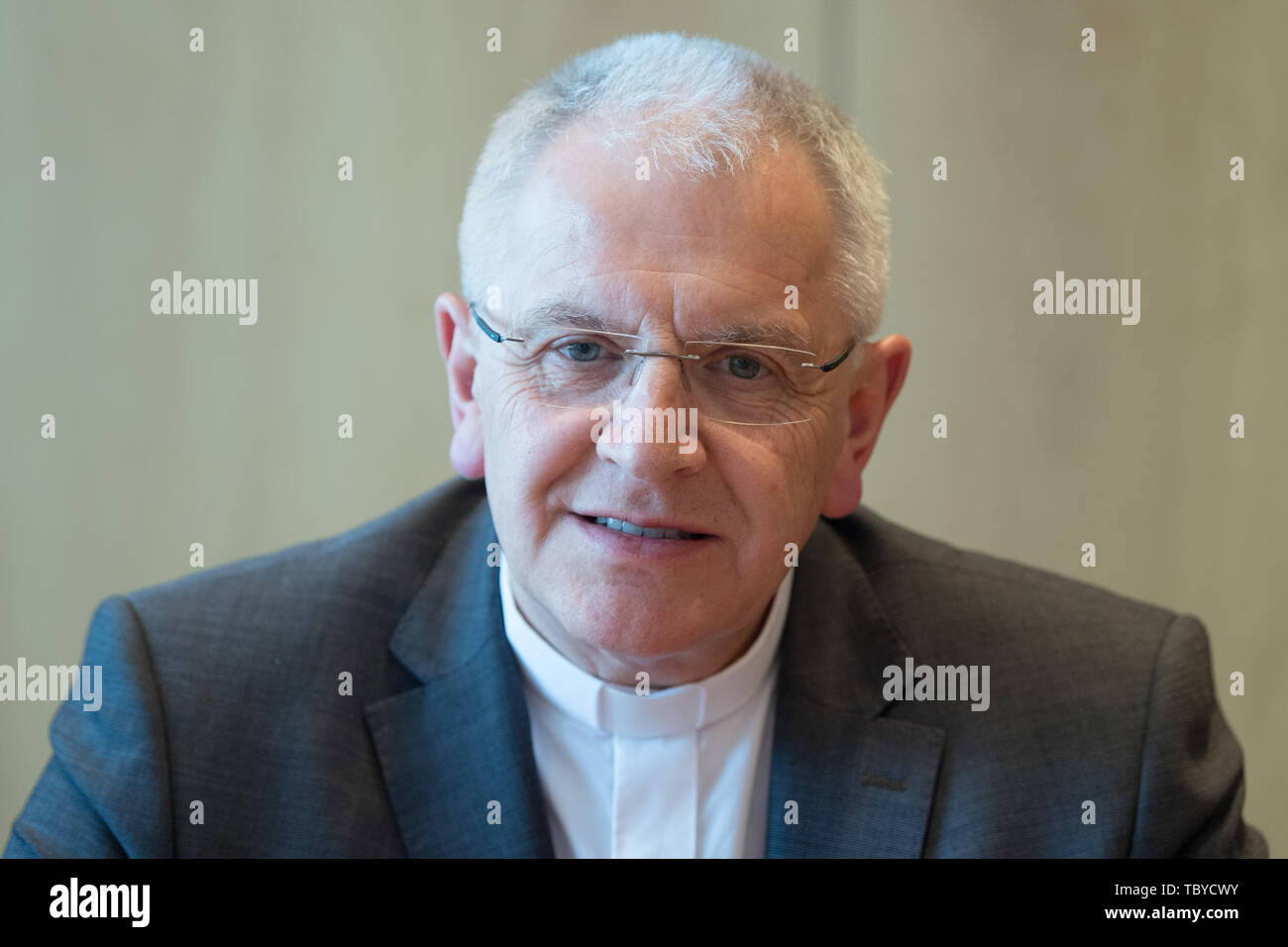 Dresden, Deutschland. 04 Juni, 2019. Heinrich Timmerevers, römisch-katholischer Bischof, spricht bei einer Diskussion mit Vertretern der Kirche auf der regionalen kirchlichen Amt. Auf der Tagung der Bischöfe der Evangelischen und der Katholischen Kirche in Sachsen wollen über die sozialen Herausforderungen zu sprechen. Es geht darum, den sozialen Zusammenhalt, die Verantwortung des Einzelnen und die Rolle der Kirchen als Vermittler. Credit: Sebastian Kahnert/dpa-Zentralbild/dpa/Alamy leben Nachrichten Stockfoto