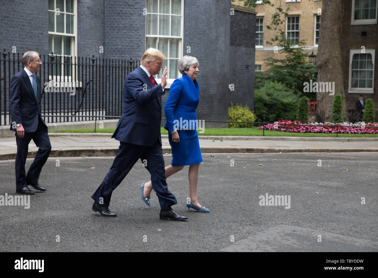 London, Großbritannien. 4. Juni, 2019. Präsident Trump Spaziergänge mit Theresa, von Philip in Downing Street das Auswärtige Amt folgte für eine Pressekonferenz während seiner dreitägigen Staatsbesuch in Großbritannien. Credit: Keith Larby/Alamy leben Nachrichten Stockfoto