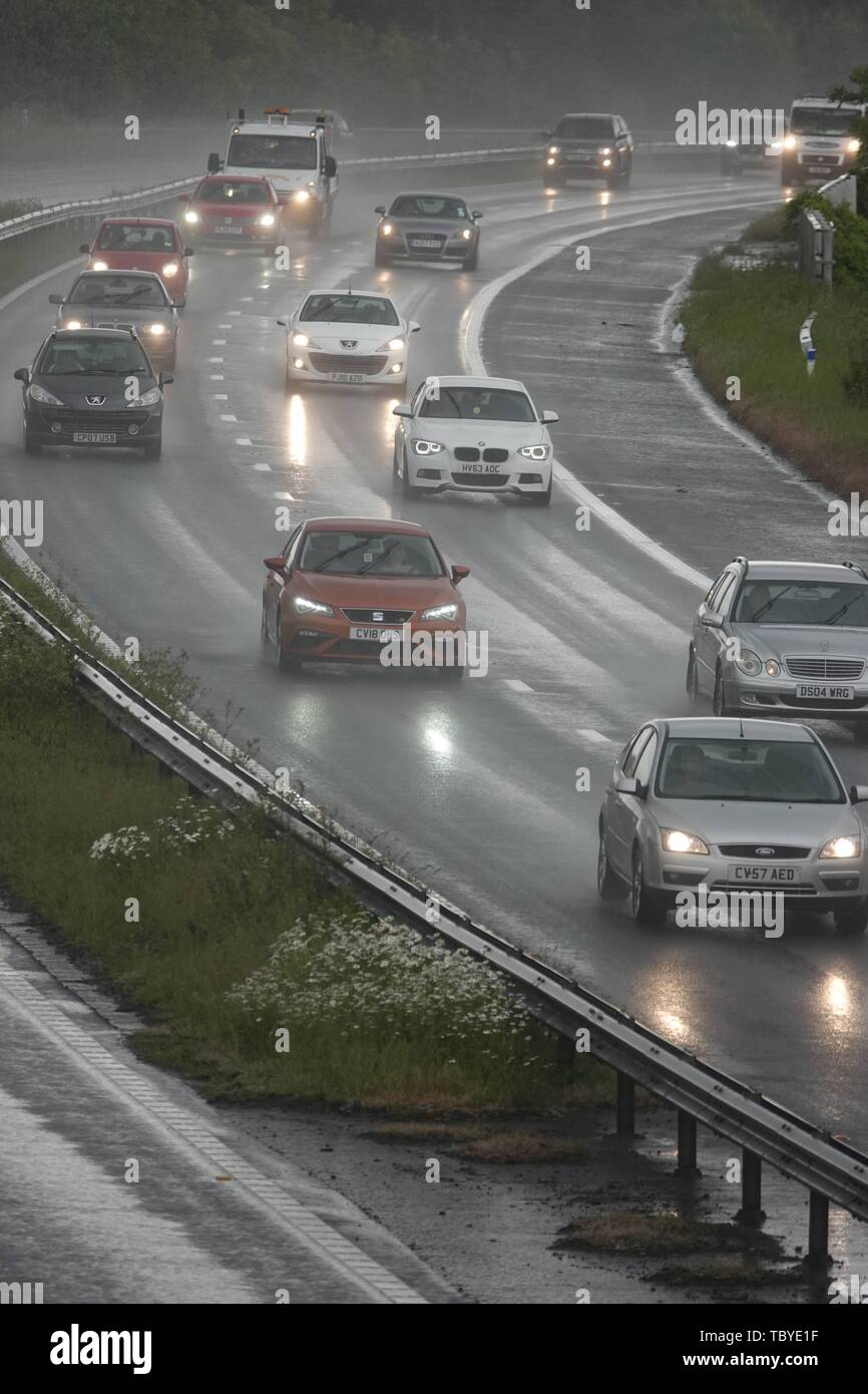 Swansea, Wales, UK. 4. Juni 2019. Wetter: Schlechte Fahrbedingungen auf der M4, die hier abgebildeten westlich der Kreuzung 47, Swansea, an einem regnerischen Tag mit dunklen Wolken und gelegentlich heftigen Regenschauern. Credit: Gareth Llewelyn/Alamy leben Nachrichten Stockfoto