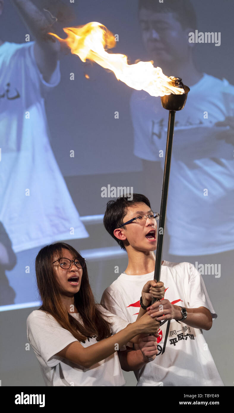 Hong Kong, Hong Kong SAR, China. 4. Juni, 2019. Die studentenführer halten Sie die ewige Flamme der Erinnerung. Ein Abendessen bei Kerzenschein Mahnwache findet in Hong Kong's Victoria Park zum 30. Jahrestag des Massakers auf dem Platz des himmlischen Friedens in Peking 1989 in China zu markieren. Als der einzige Ort auf Chinesisch Soli, dass eine solche Rally erlaubt ist, die Massen sind überlaufen Menschen befürchten, die ständig sich verschlechternde Menschenrechtslage in China. Credit: Jayne Russell/ZUMA Draht/Alamy leben Nachrichten Stockfoto