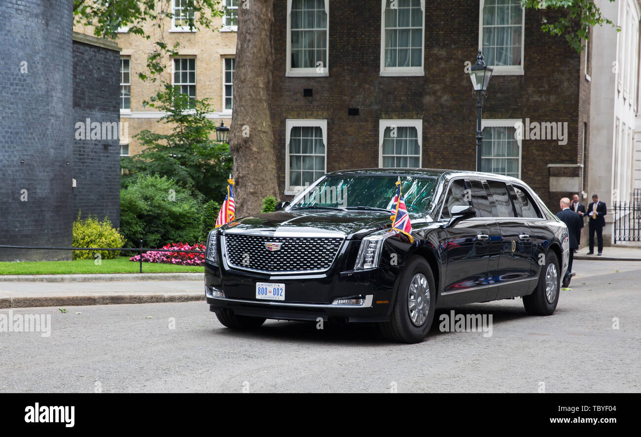 London, Großbritannien. 4. Juni, 2019. Präsident Trump kommt in seiner Presidential Auto, Cadillac, das Tier in der Downing Street nicknamed für eine Lunchtime Meeting während seiner dreitägigen Staatsbesuch in Großbritannien. Credit: Keith Larby/Alamy leben Nachrichten Stockfoto