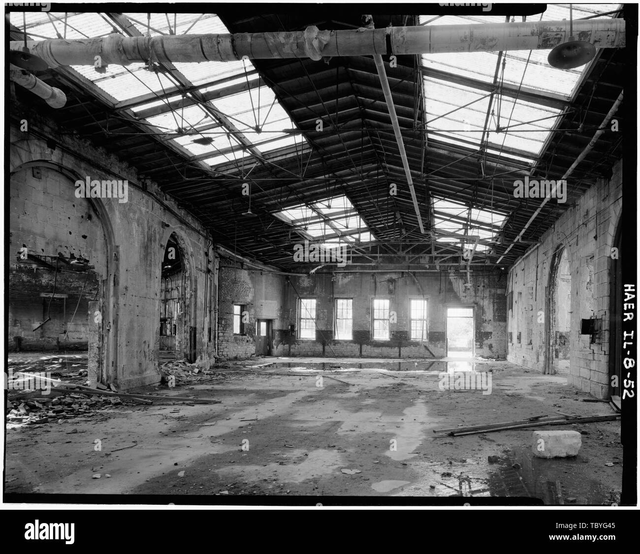 Maschinenhalle B, allgemeine innere Blick Richtung West Chicago, Burlington und Quincy Railroad, Roundhouse und Geschäfte, Broadway und Spring Street, Aurora, Kane County, IL Stockfoto