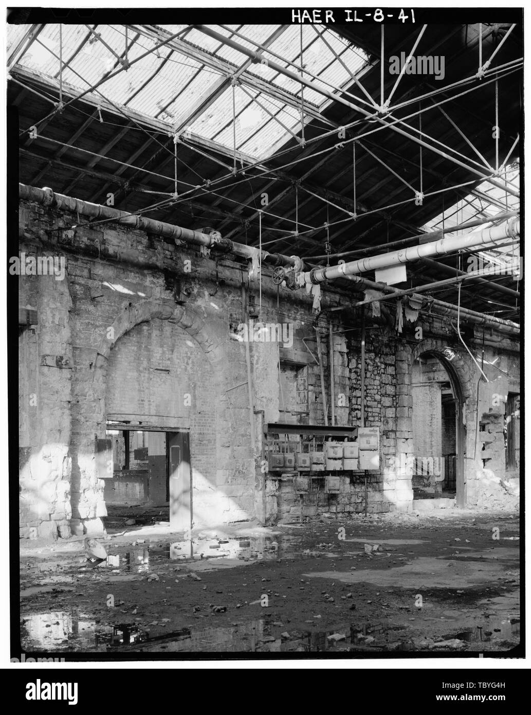 Maschinenhalle, A, Interior Detail der Nordwand zeigt große Tür, elektrischen Schaltkästen, und die Lokomotive Tür zum Flur und Rad bucht Chicago, Burlington und Quincy Railroad, Roundhouse und Geschäfte, Broadway und Spring Street, Aurora, Kane County, IL Stockfoto