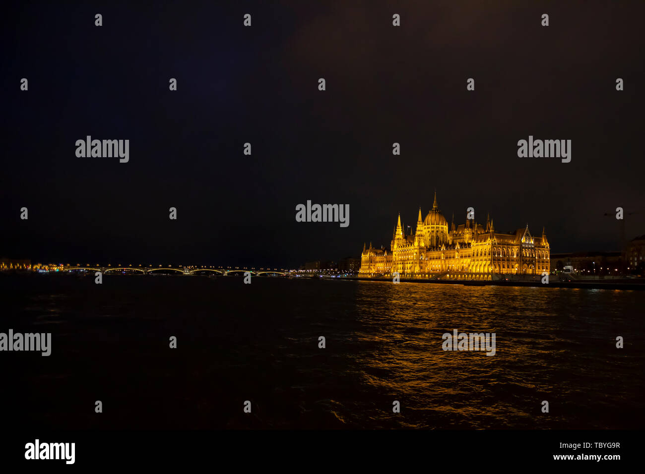 Beleuchtete Parlament von Budapest, Ungarn, am Ufer der Donau in der Nacht. Stockfoto
