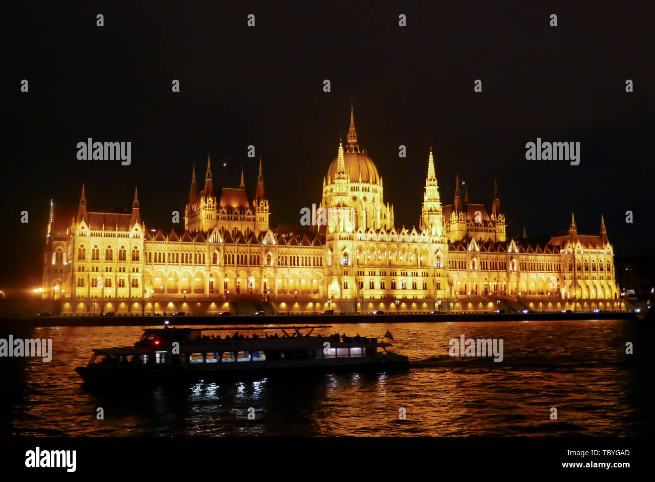 Silhouette von Touristen Sightseeing Boot auf der Donau vor der beleuchteten Parlamentsgebäude in Budapest, Ungarn in der Nacht. Stockfoto